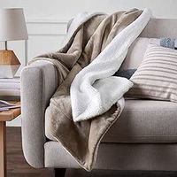 Amazon Basics - Micro faux fur and Sherpa fleece blanket - 220 x 240 cm, taupe : Amazon.de: Home & Kitchen
